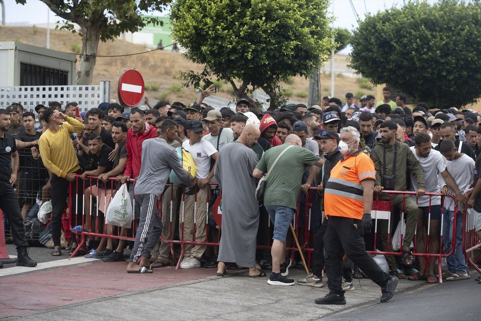 Ceuta no logra descongestionar la playa: cientos de inmigrantes rechazan los centros habilitados