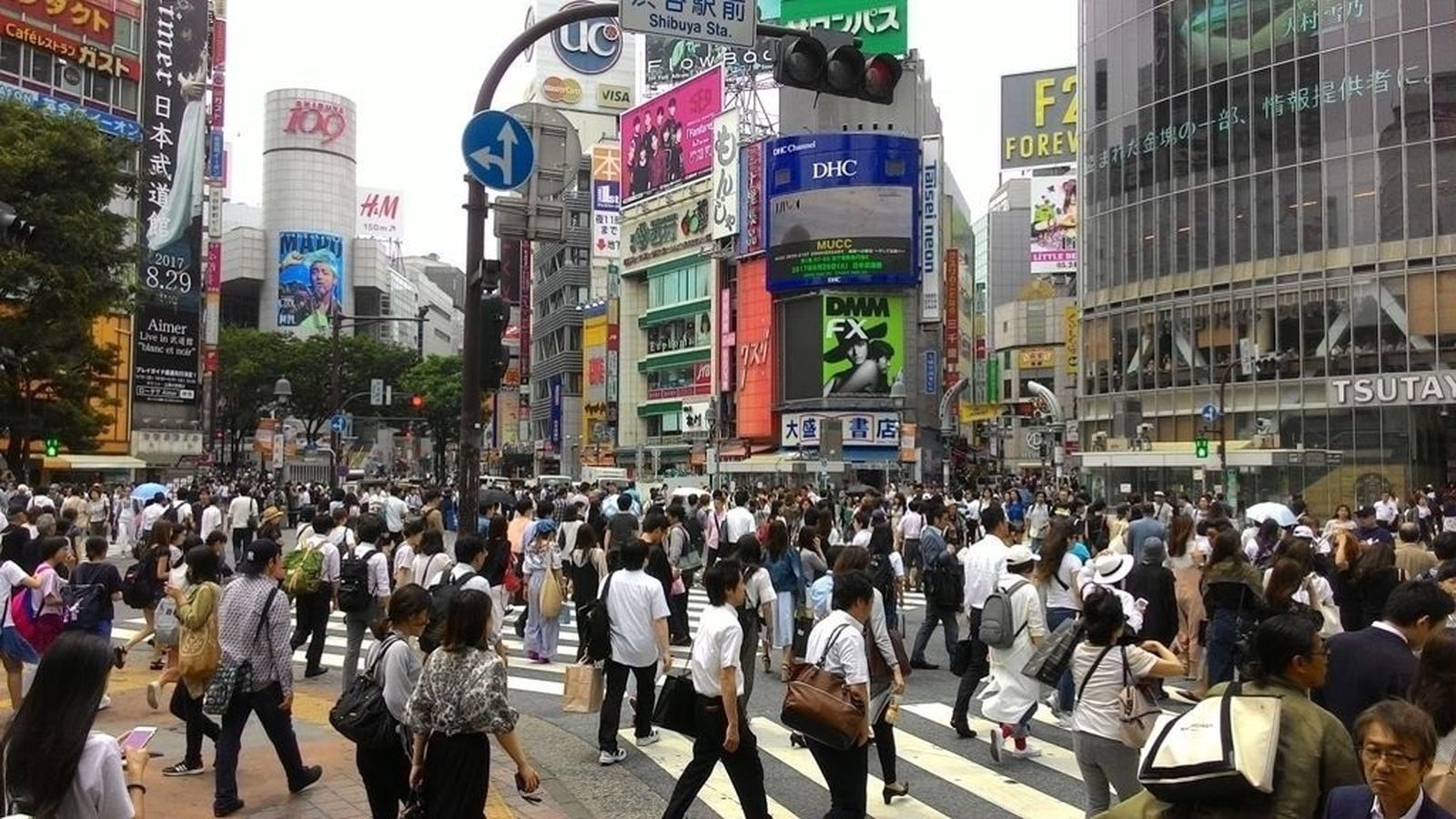 Peatones cruzando una calle en Tokio