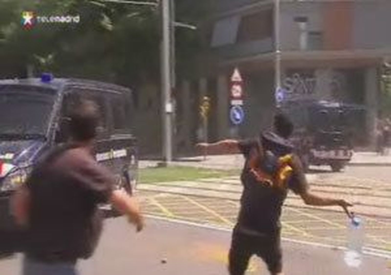 La oposición carga contra el consejero catalán de Interior  por su incompetencia para proteger a los diputados de los 'indigand