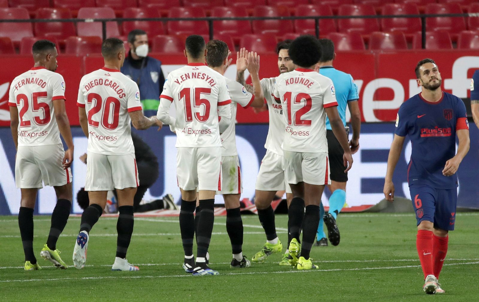 Jugadores del Sevilla celebran el gol