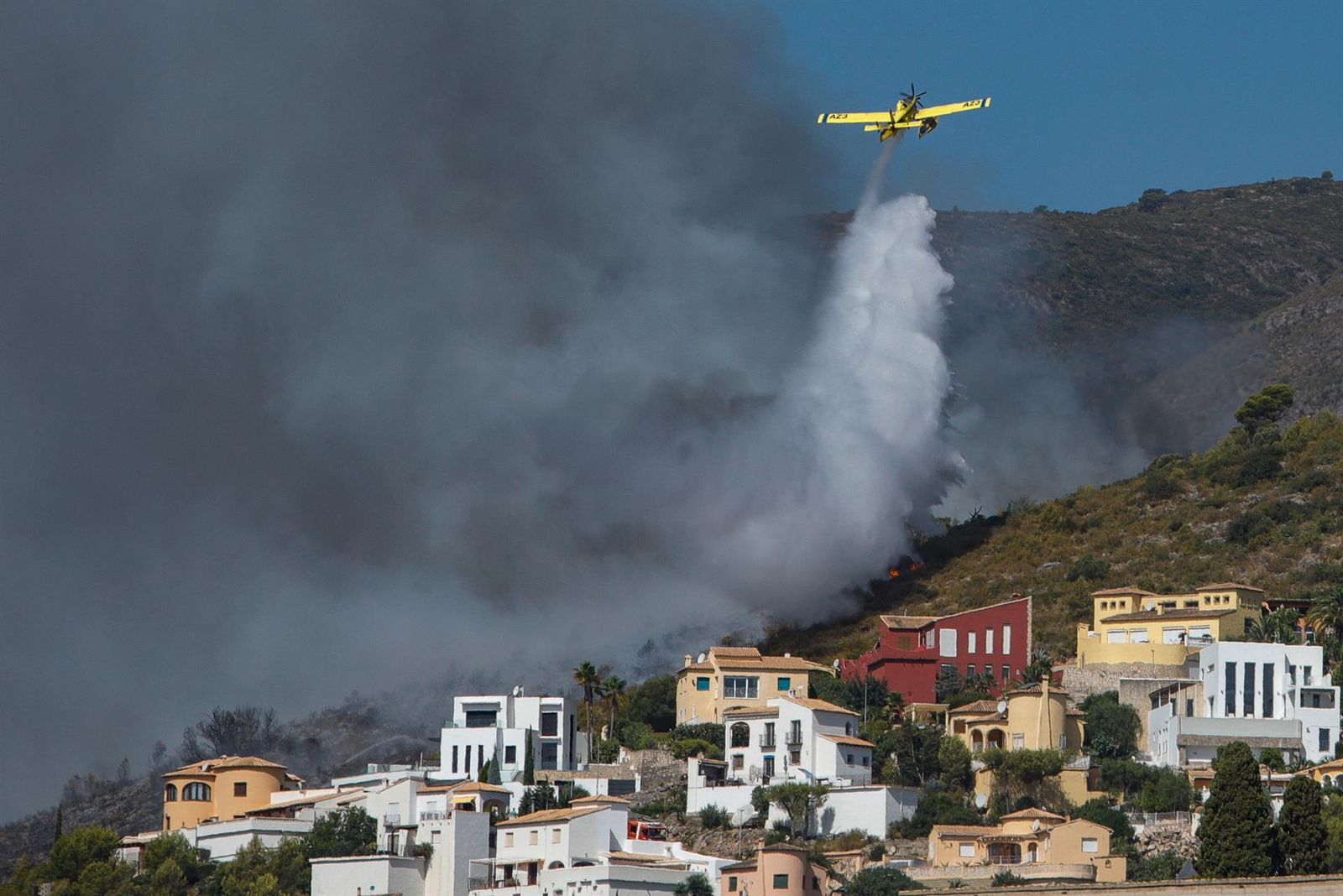 El Incendio de Vall d'Ebo de Alicante, desbocado, obliga a cortar una carretera