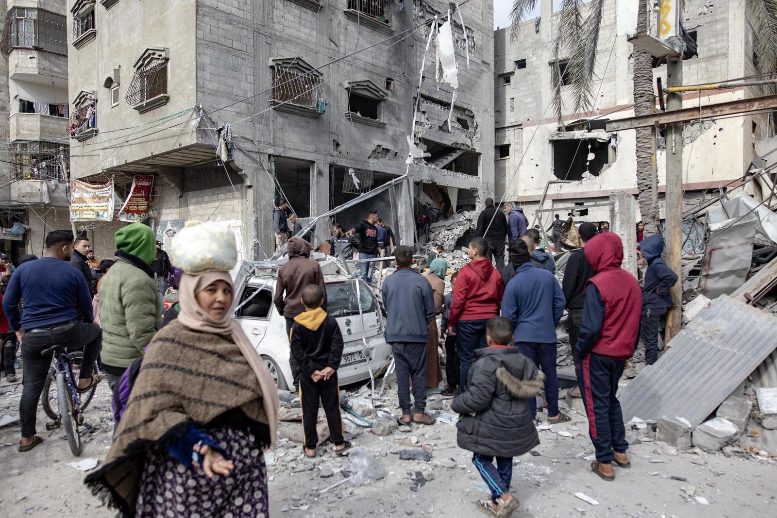 Palestinos buscan supervivientes en edificios derruidos tras el último ataque israelí en Yan Yunis