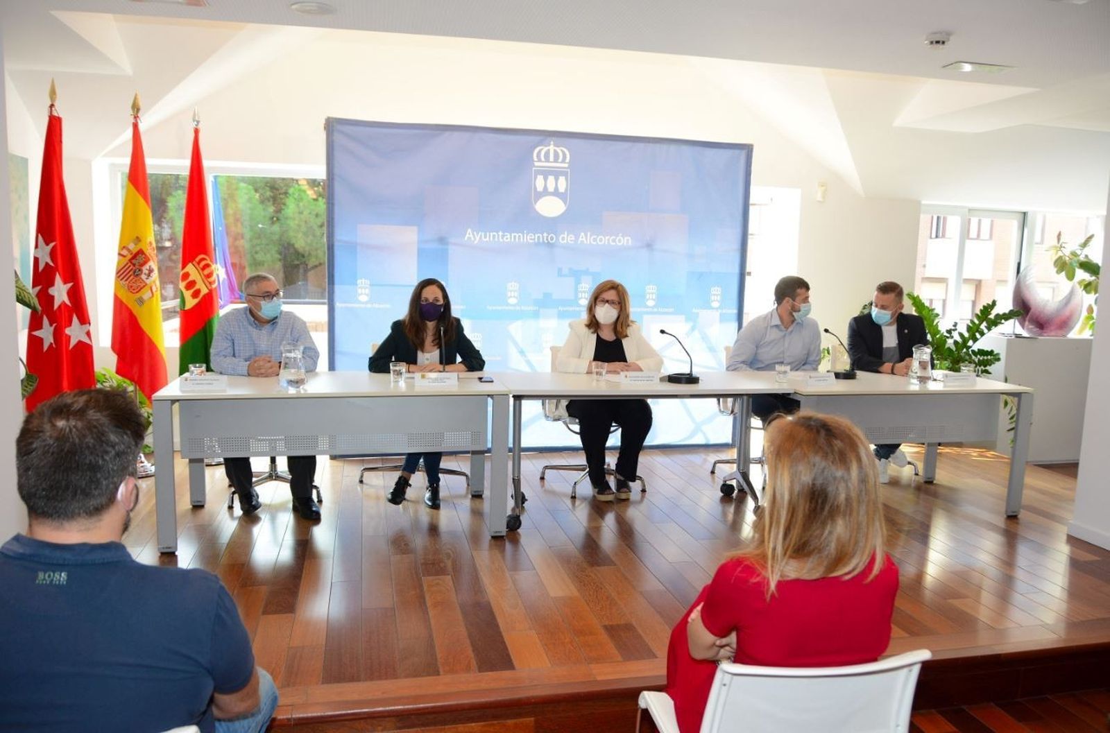 La alcaldesa Natalia de Andrés, en el centro