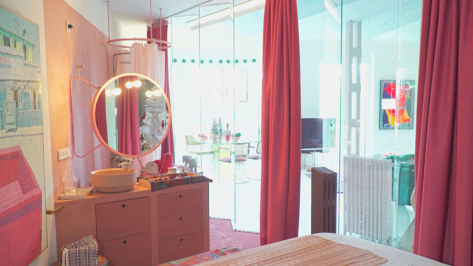 Y sí, el dormitorio también tiene las paredes de cristal. Con una cortina para escoger si queremos ser vistos, o no...