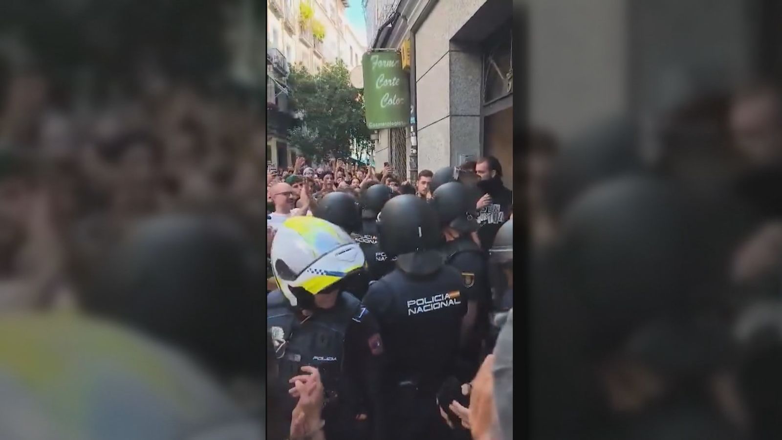 Manifestantes increpan a policías nacionales durante un desahucio en la calle Navas de Tolosa, en Madrid