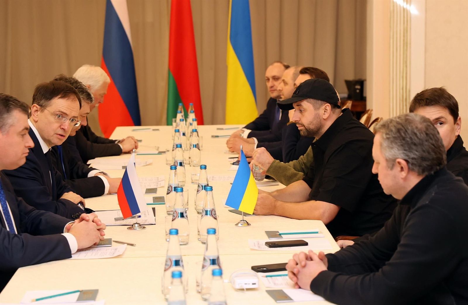Once personas, frente a frente, buscando la paz en Ucrania y Rusia