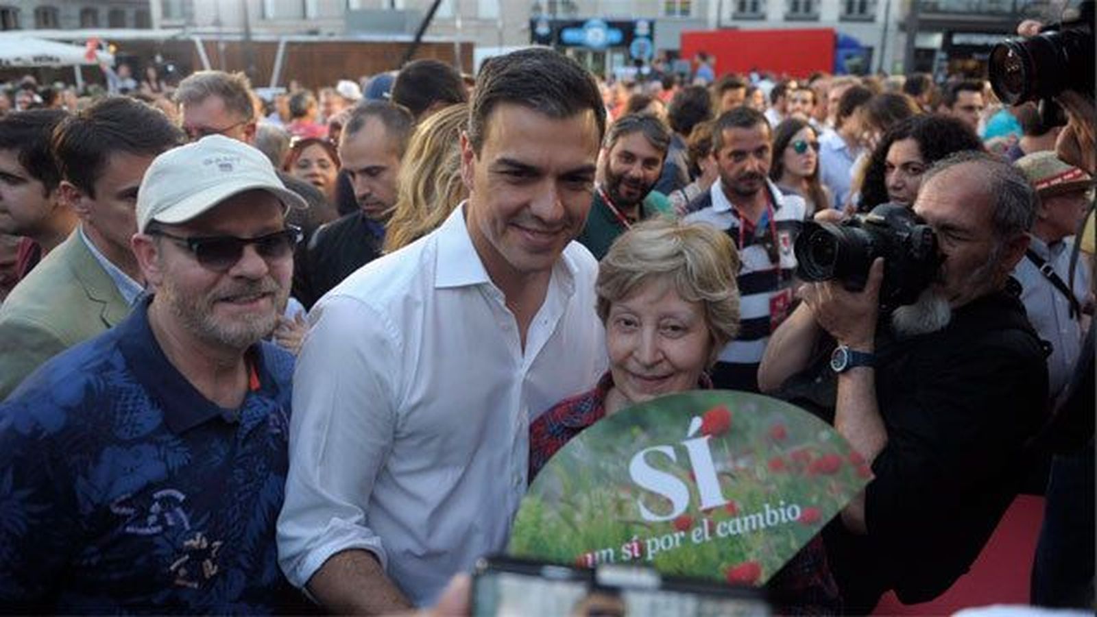 Pedro Sánchez se mete hasta la cocina para pedir el voto