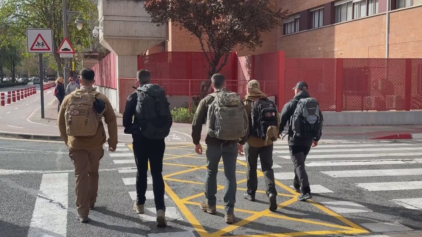 Cinco guardias civiles peregrinan hasta El Pilar en memoria de sus compañeros asesinados en Barbate