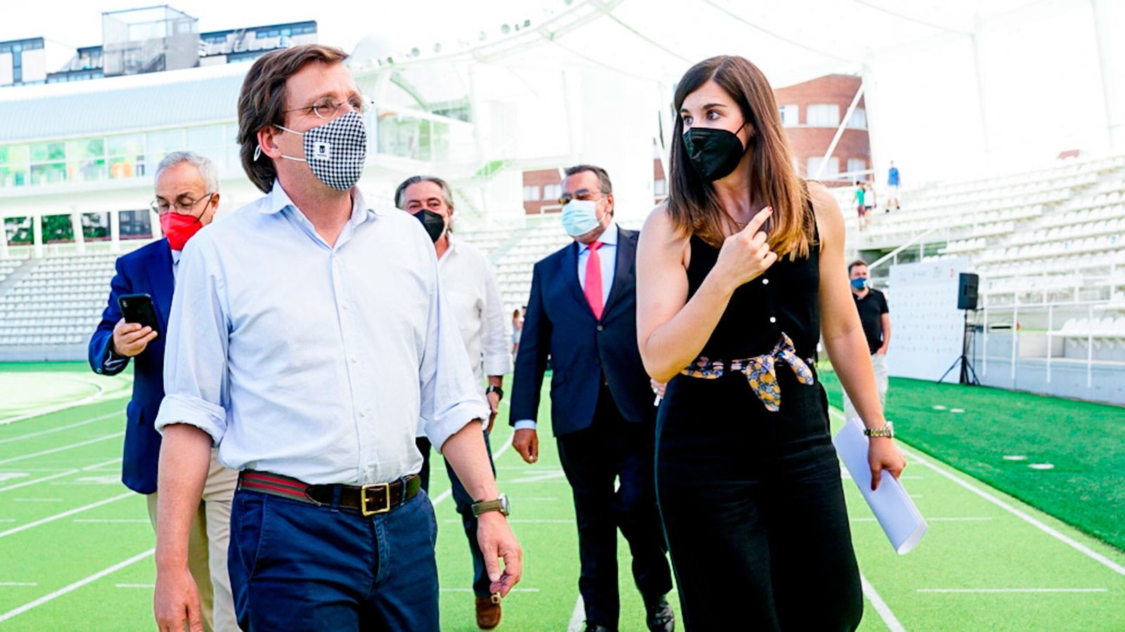 El alcalde de Madrid, José Luis Martínez Almeida y la concejala delegada de Deporte, Sofía Miranda, participando en el acto de despedida a los deportistas madrileños que fueron a competir en los Juegos Olímpicos y Paralímpicos de Tokio