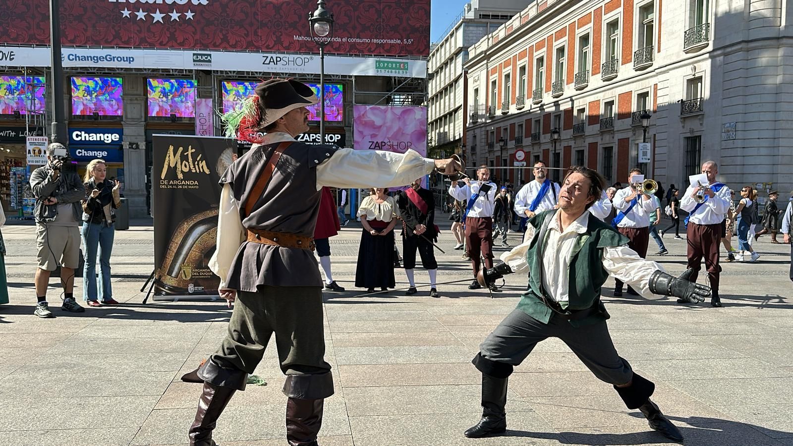 Espadachines argandeños en la Puerta del Sol