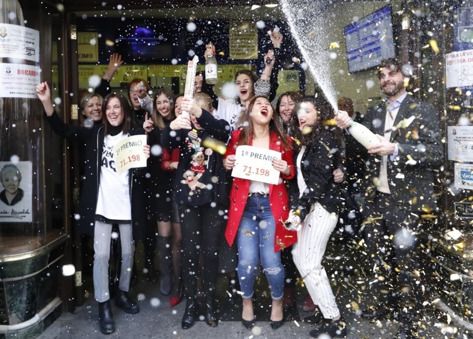 Loteros de la administración Doña Manolita celebraban haber vendido el Gordo de la Lotería de la Navidad en 2017 / EFE