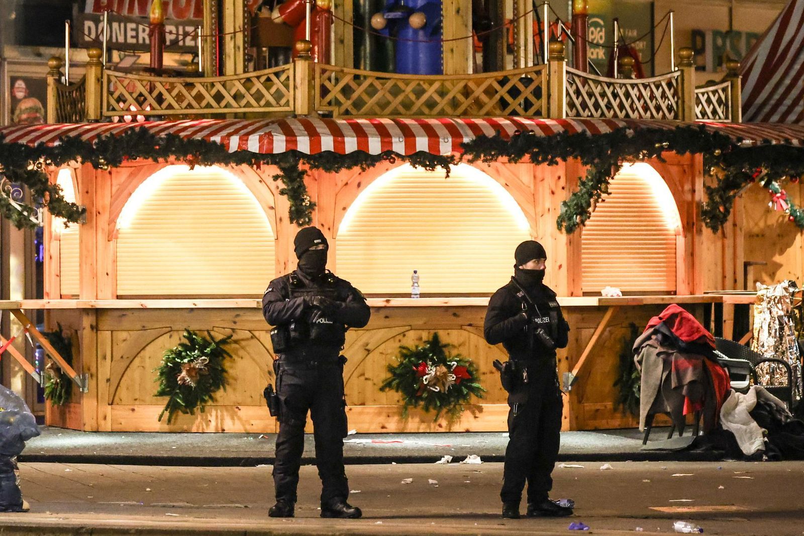 Agentes de policía patrullan la escena después de que un coche embistiera a una multitud en el mercadillo navideño de Magdeburgo, Alemania.