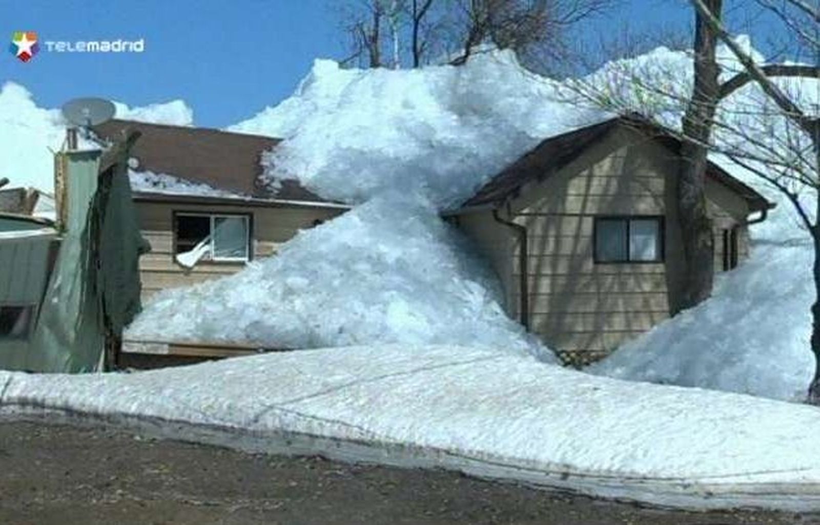 Un gran tsunami de hielo destruye lo que pilla a su paso en Canadá