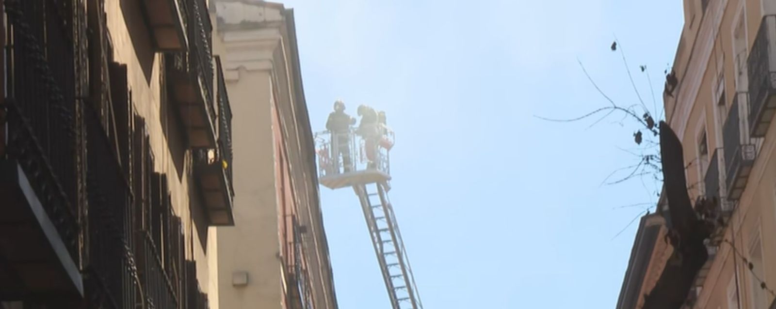 Bomberos tratan de sofocar el incendio posterior a la explosión en la calle San Vicente Ferrer