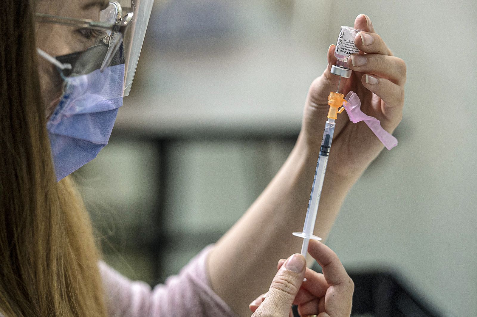 Un enfermera prepara una vacuna contra el coronavirus