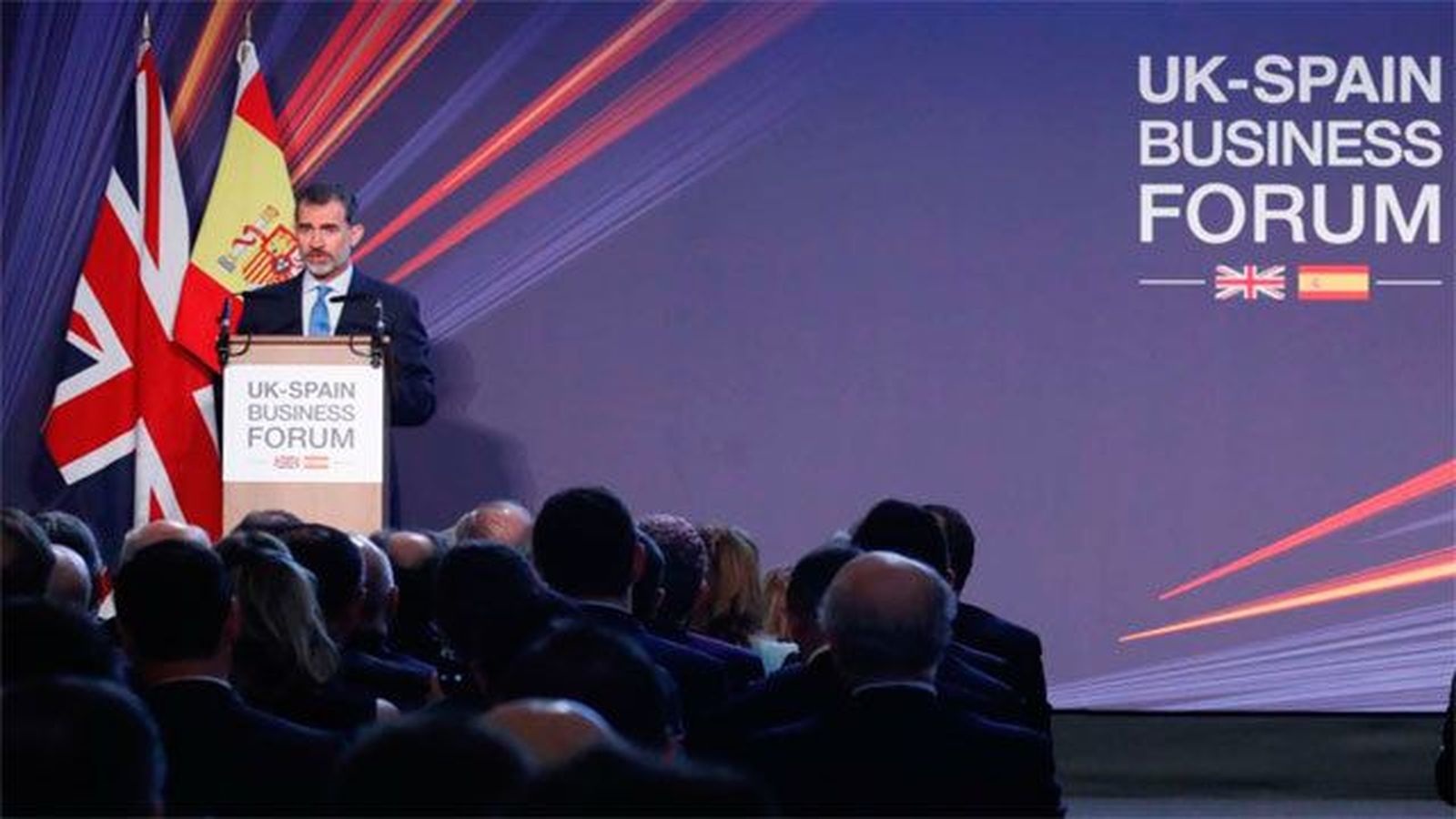 Felipe VI pide minimizar las incertidumbre de las empresas españolas ante el "brexit"