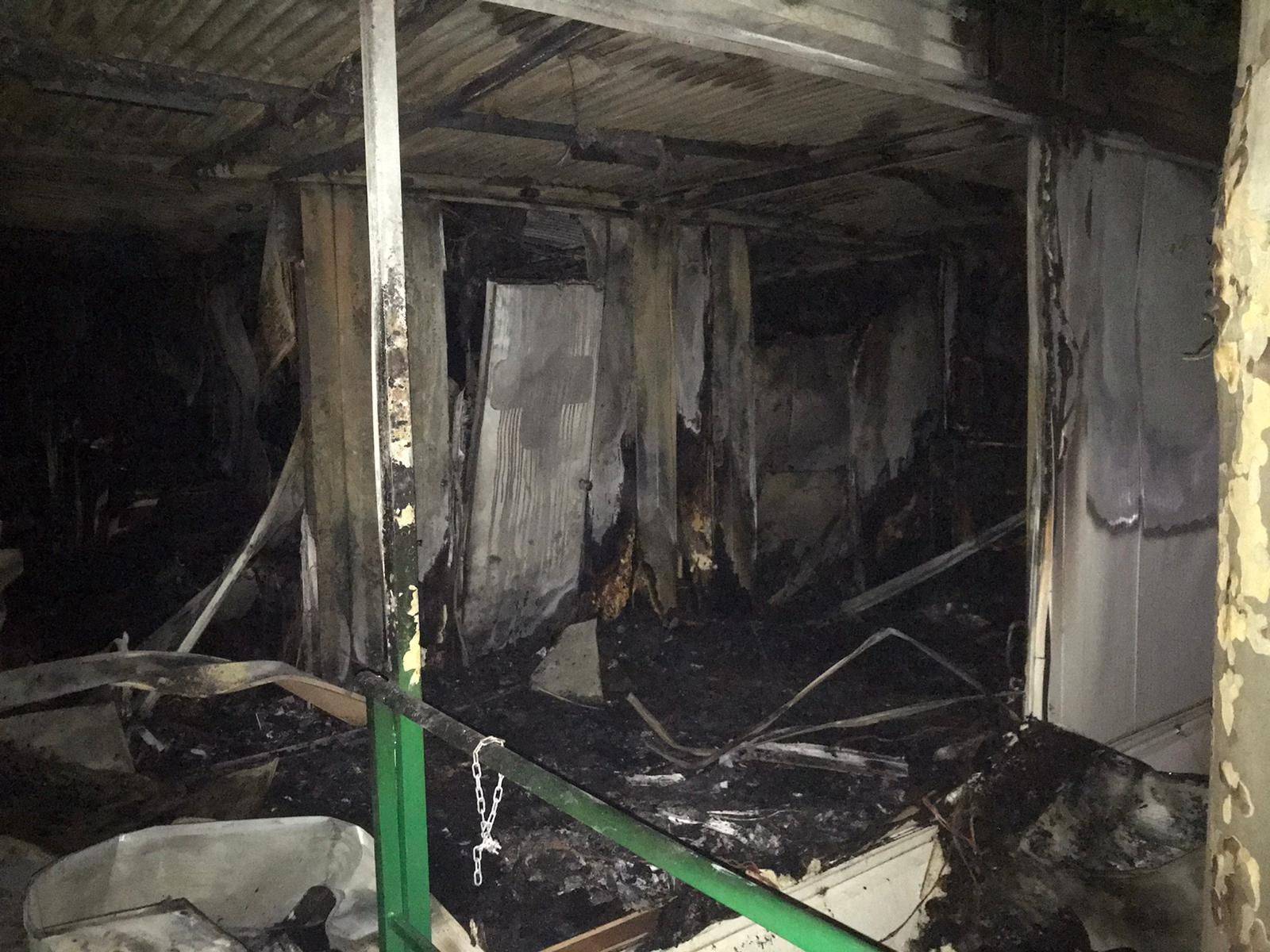 Daños causados por el fuego en el interior de la piscina municipal de Algete