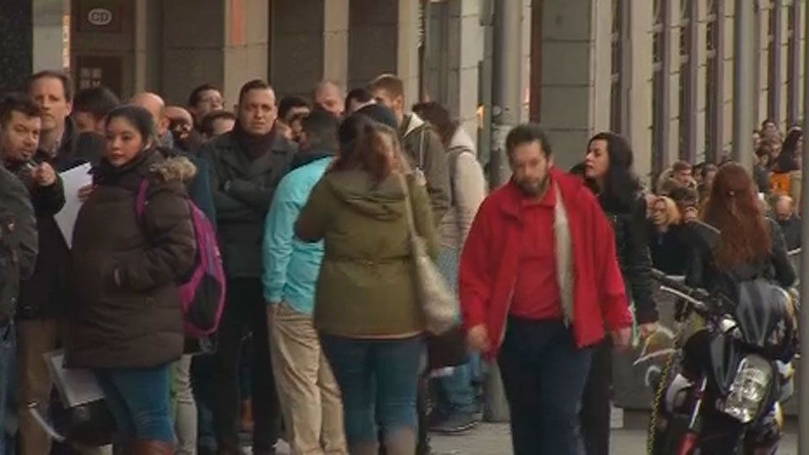 Polémica por las colas de 8.000 personas para 100 empleos en un hotel