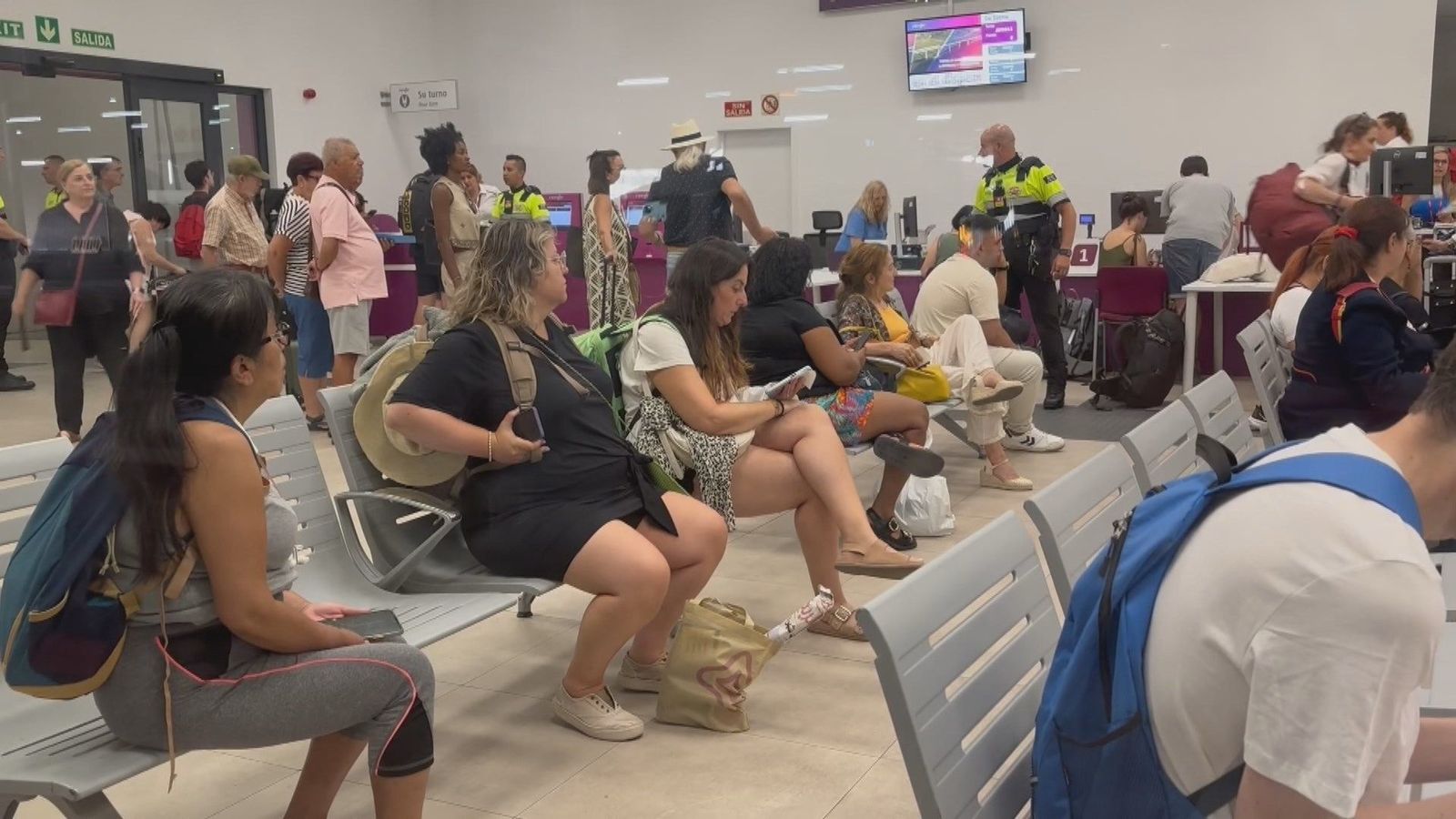 El fuego mantiene cortado el AVE Madrid-Galicia: Los viajeros buscan alternativas