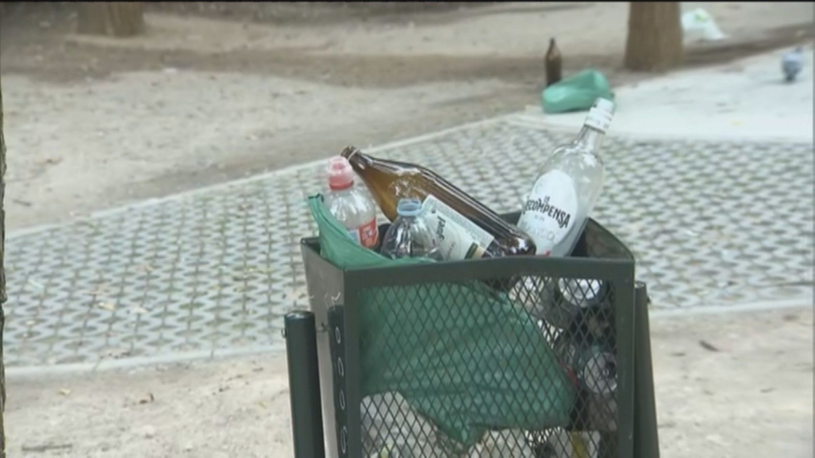 Los vecinos del parque de Conde Duque "más que hartos" de los botellones