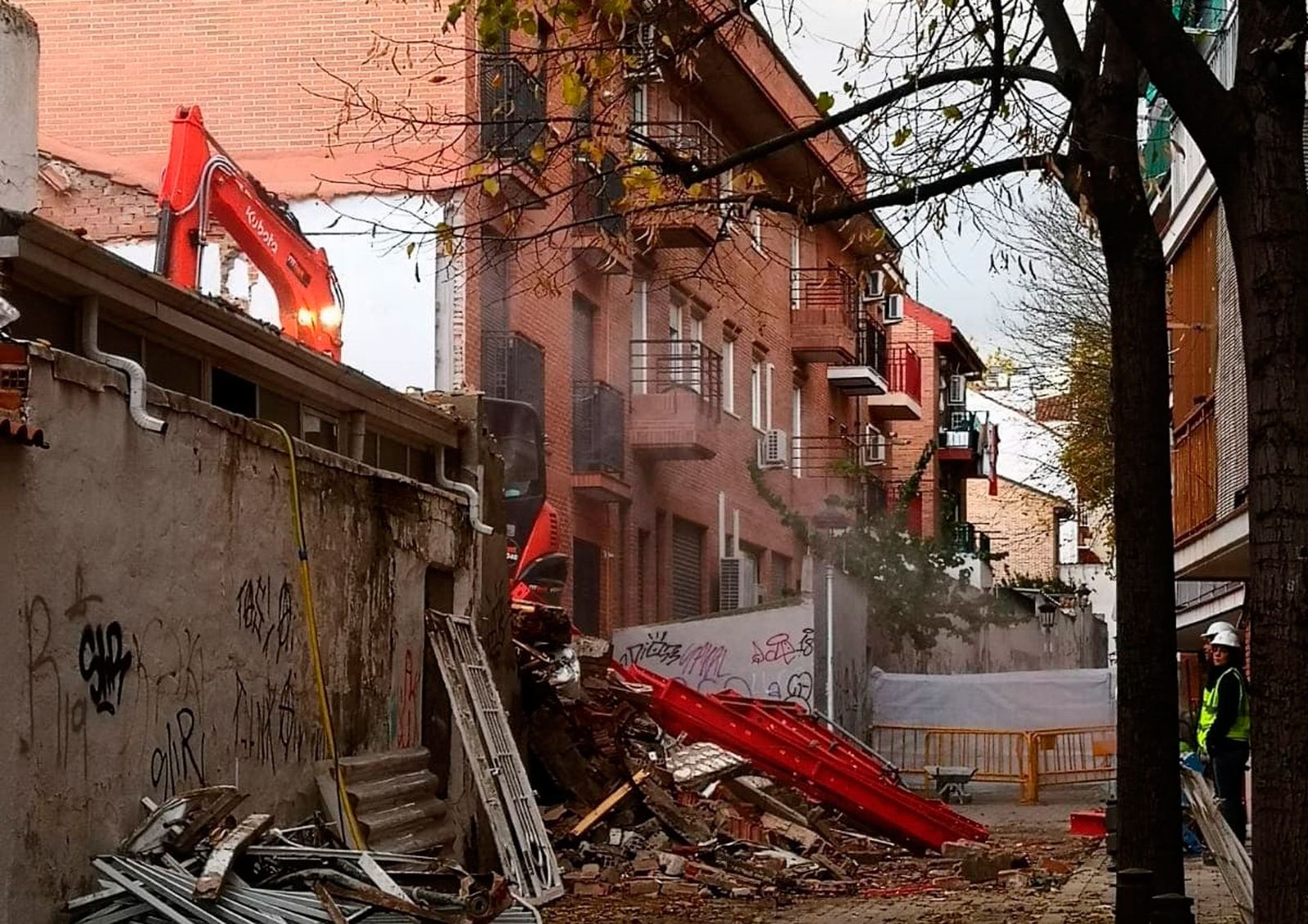 Imagen del derribo de una vivienda unifamiliar afectada por la Línea 7B de Metro de Madrid en San Fernando de Henares