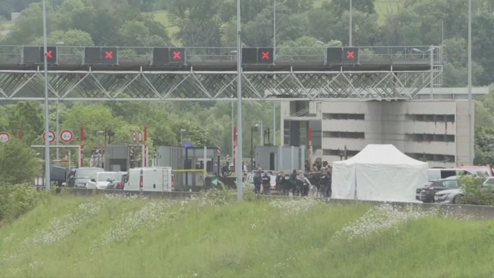 Francia busca a los asesinos de dos agentes penitenciarios en el peaje de una autopista