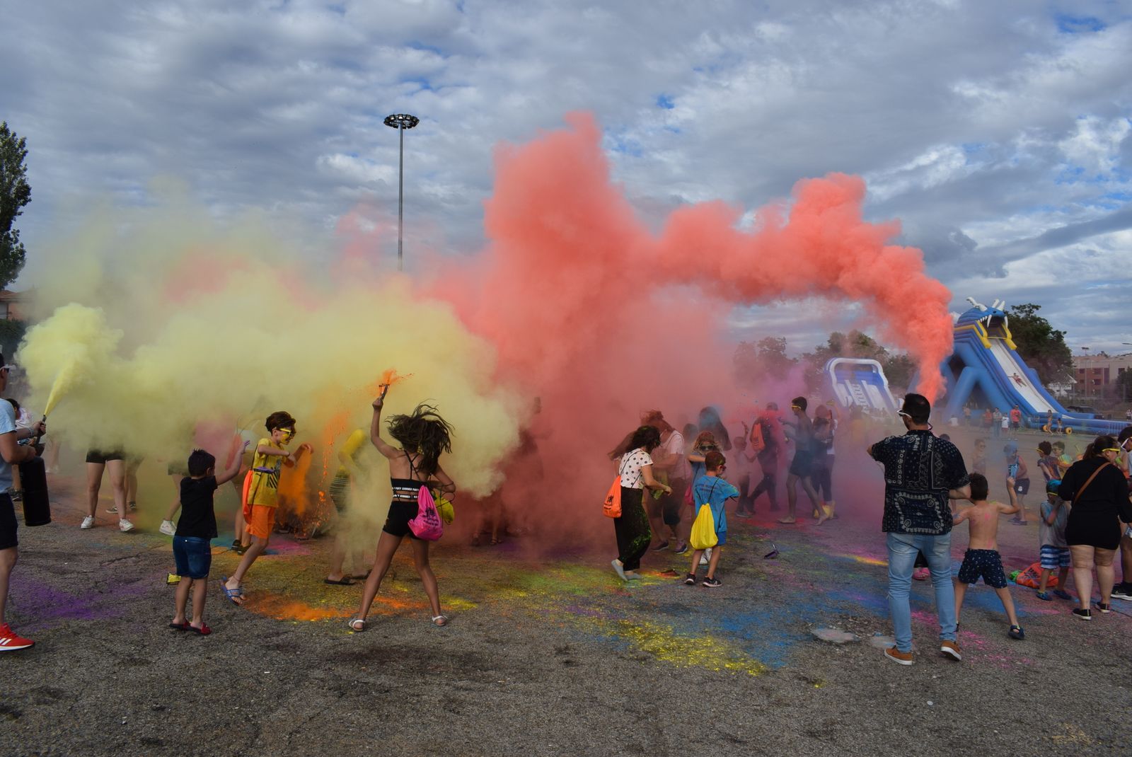 Celebración con polvos holi en Mejorada del Campo