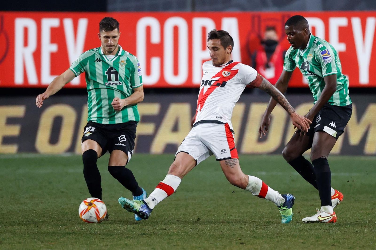 El delantero argentino del Rayo Vallecano, Óscar Trejo, disputa el balón en el Rayo Vallecano - Betis de la Copa del Rey