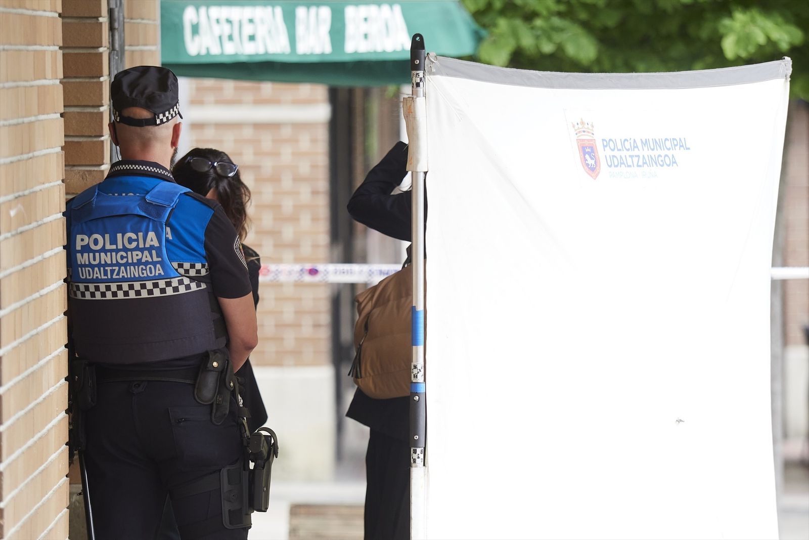 Policía Municipal de Pamplona y Policía Foral de Navarra trabajan en la escena del crimen en un edificio de Rochapea
