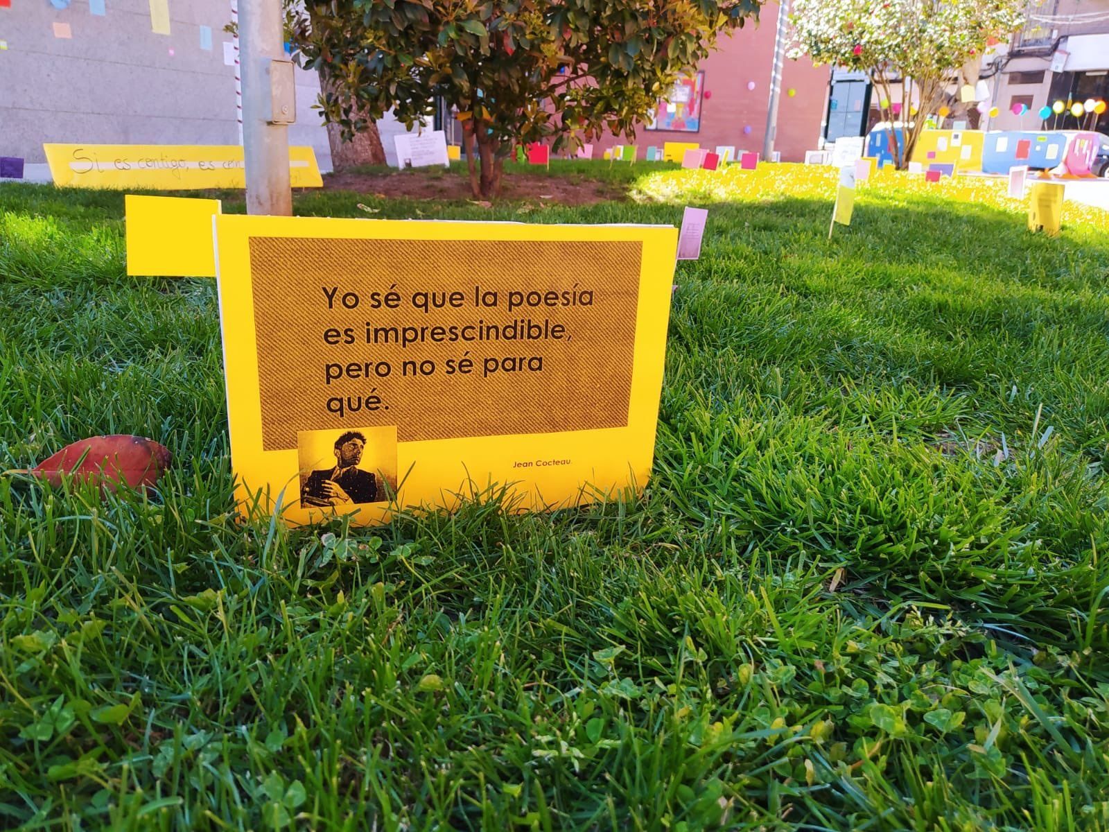 Versos en el exterior de la Casa de la Cultura de Parla con motivo del Día Mundial de la Poesía
