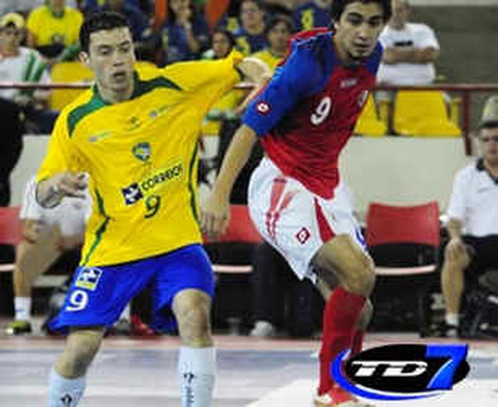 Un grupo de 17 futbolistas libios, incluidos cuatro miembros de la selección nacional, se pasan al lado rebelde