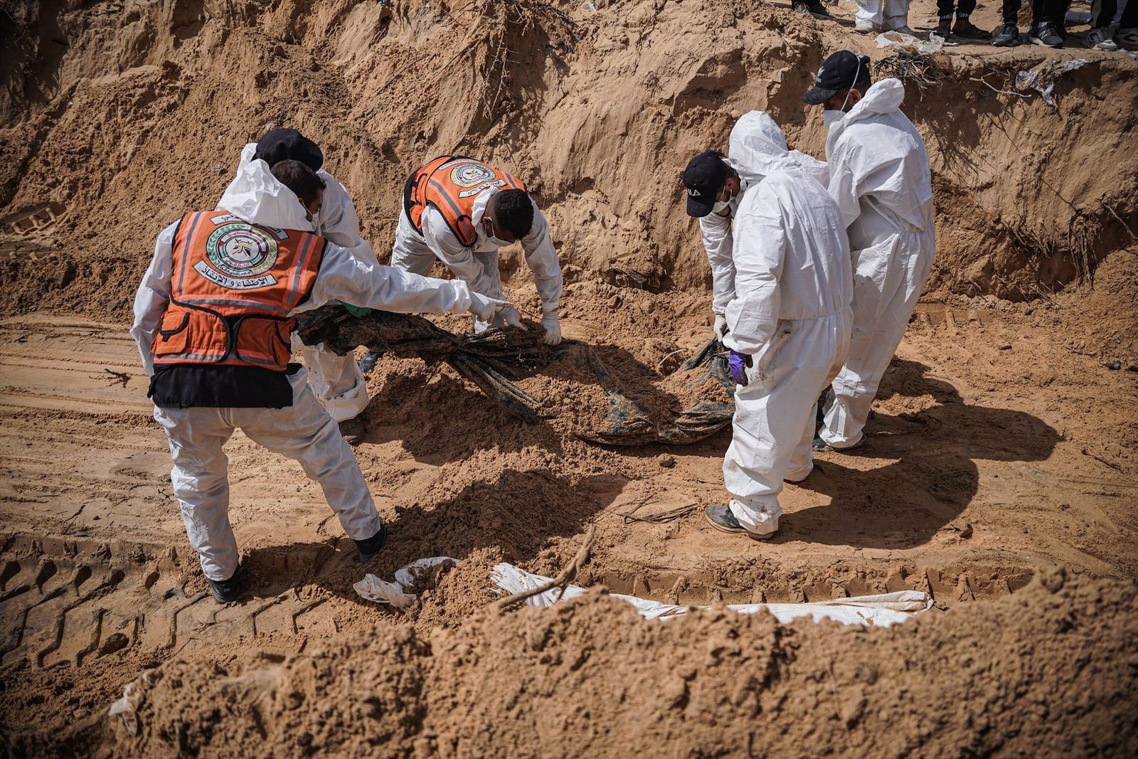 Exhumación de cadáveres en el entorno del hospital Al Nasser de Gaza