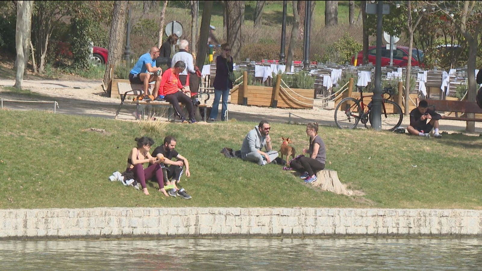 Gente tomando el sol