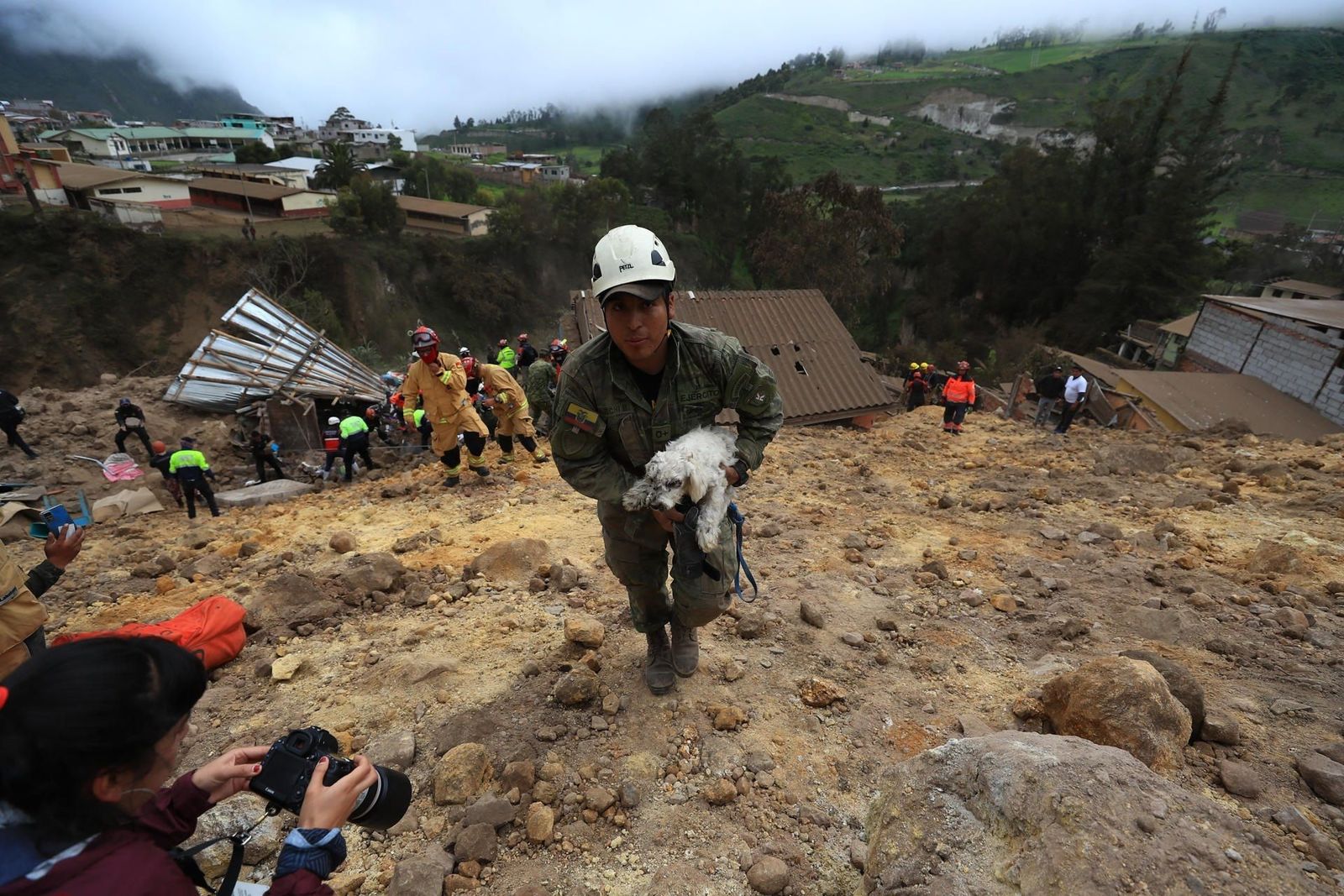 El desprendimiento de una montaña sepulta un pueblo en Ecuador y deja al menos 7 muertos