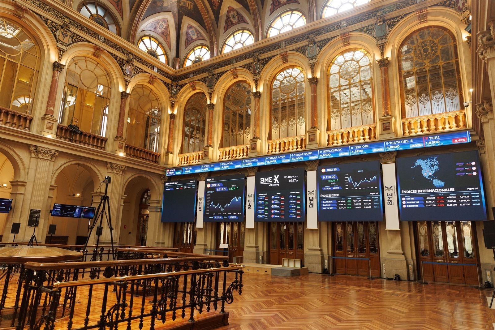 Paneles del Ibex 35 en el Palacio de la Bolsa