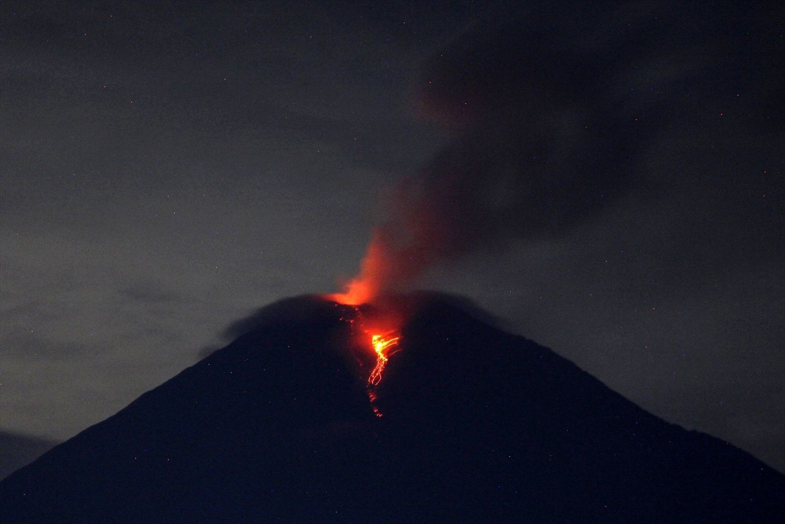 Alerta en la isla de Java, Indonesia, por la erupción del volcán Semeru