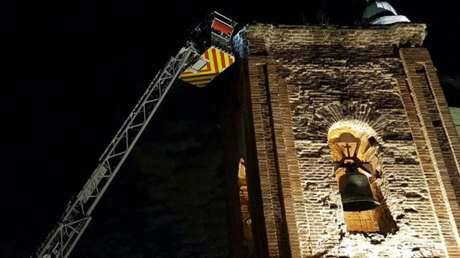 Cortan Embajadores tras caer unos cascotes en la iglesia de San Cayetano