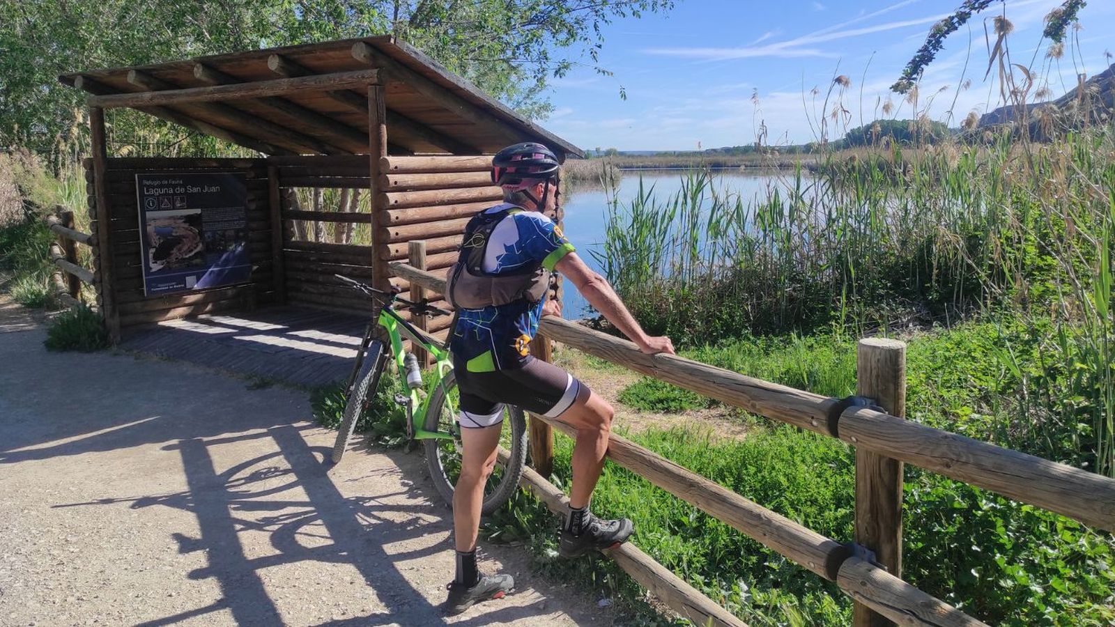 Ciclista en las Lagunas de Tajuña