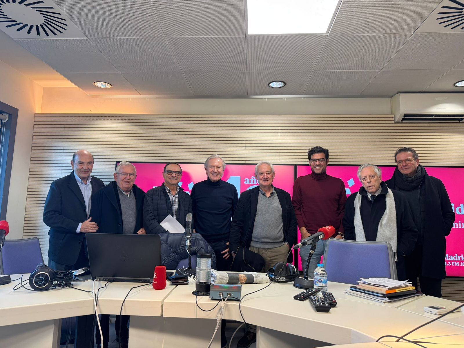 El director de Onda Madrid, Alfonso Nasarre con Emilio del Río, Fernando Rodríguez Lafuente, Fernando Jáuregui, José Parra, Javier Fernández-Mardomingo, Félix Madero, Miguel Ángel Aguilar,