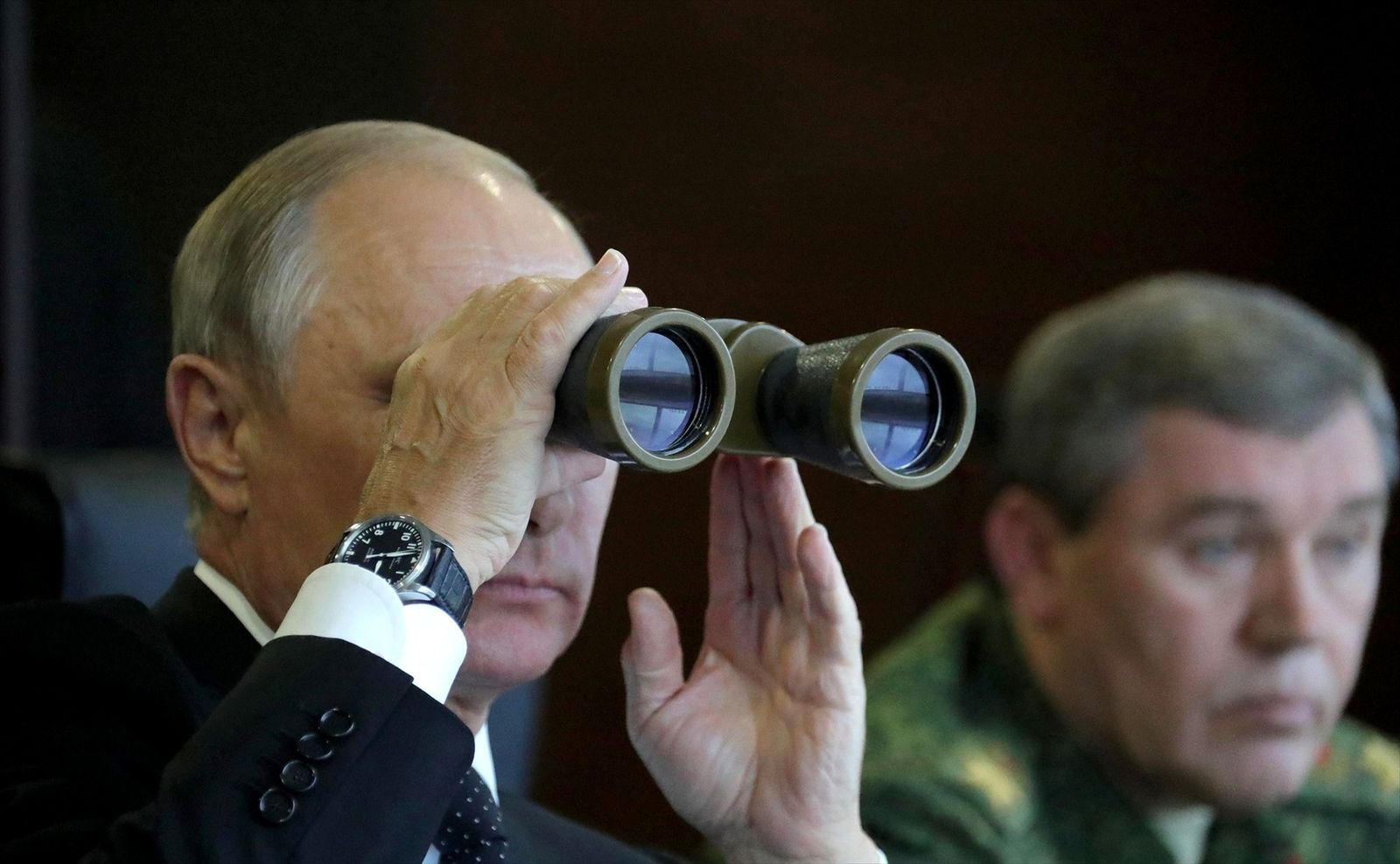 Putin mira a través de unos prismáticos