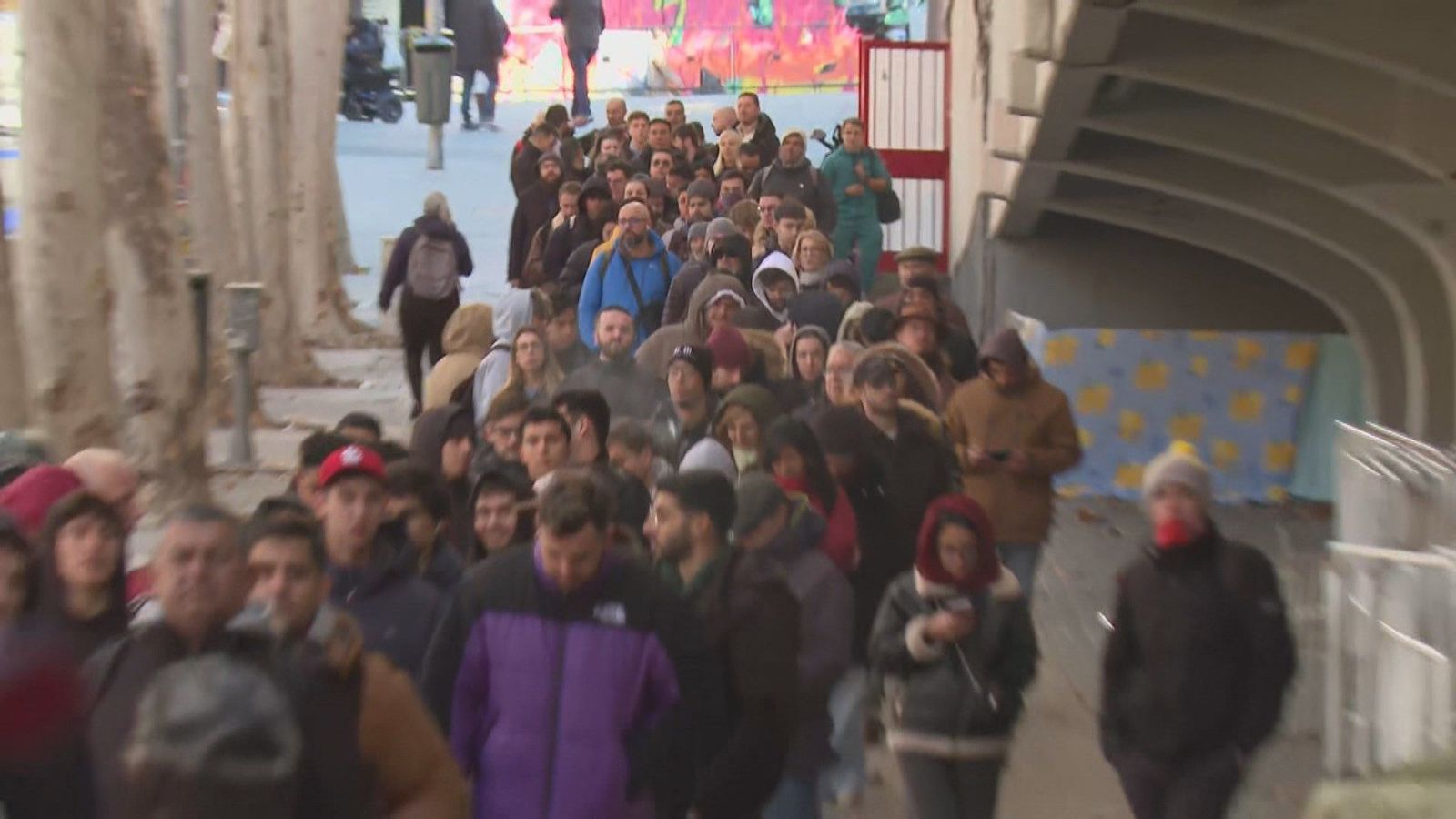Interminables colas en Vallecas para lograr una entrada para el Rayo-Real Madrid