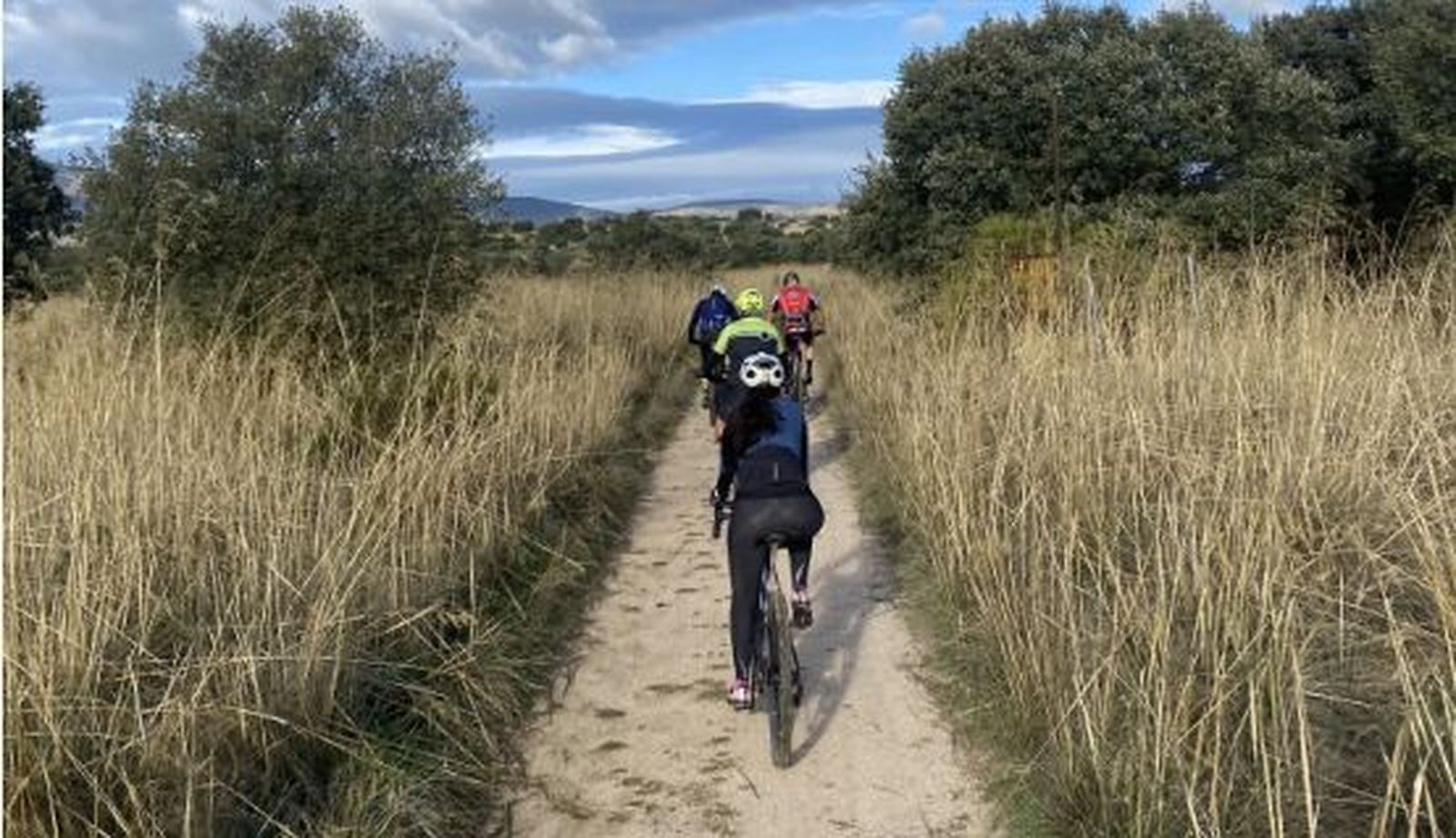 Ciclistas en una de las Rutas Saludables de Pedrezuela,