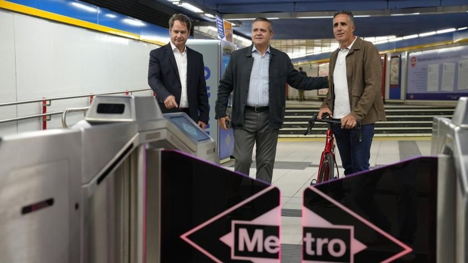 Miguel Induráin promueve el uso de la bicicleta y el transporte público en la Semana de la Movilidad