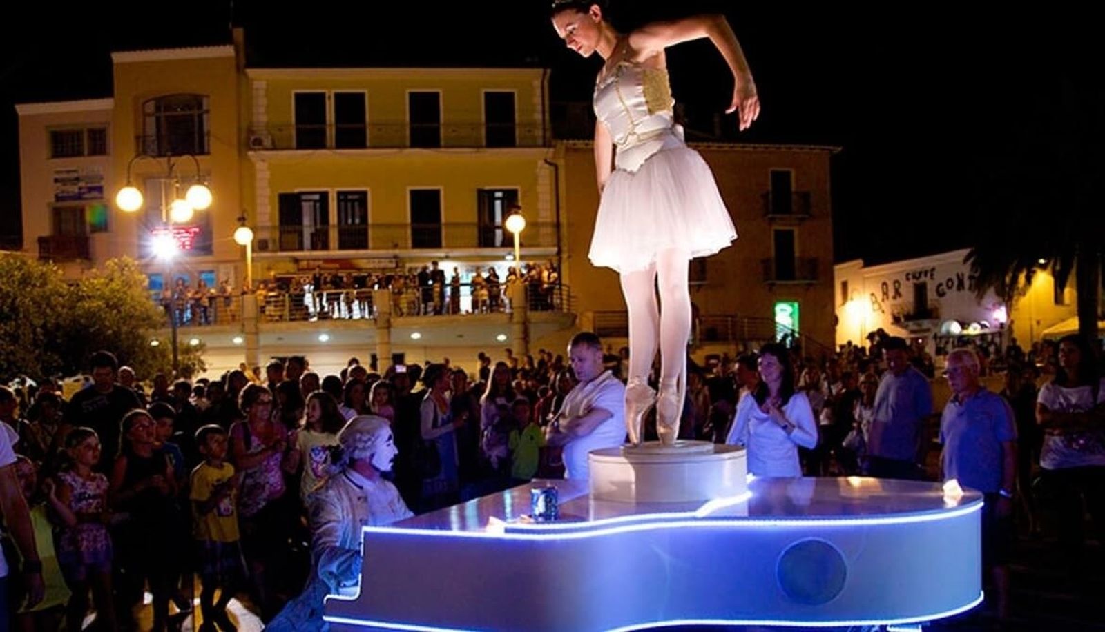 Pasacalles, música y espectáculos de luz llenarán la noche del sábado las calles con 'Moral en Blanco'