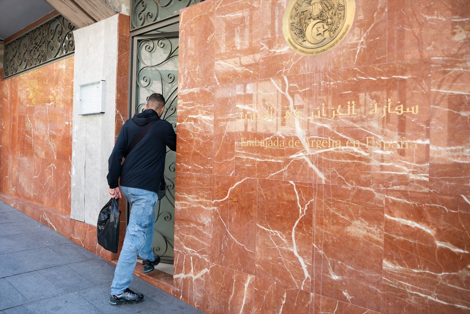 Una persona entra en la Embajada de Argelia en Madrid
