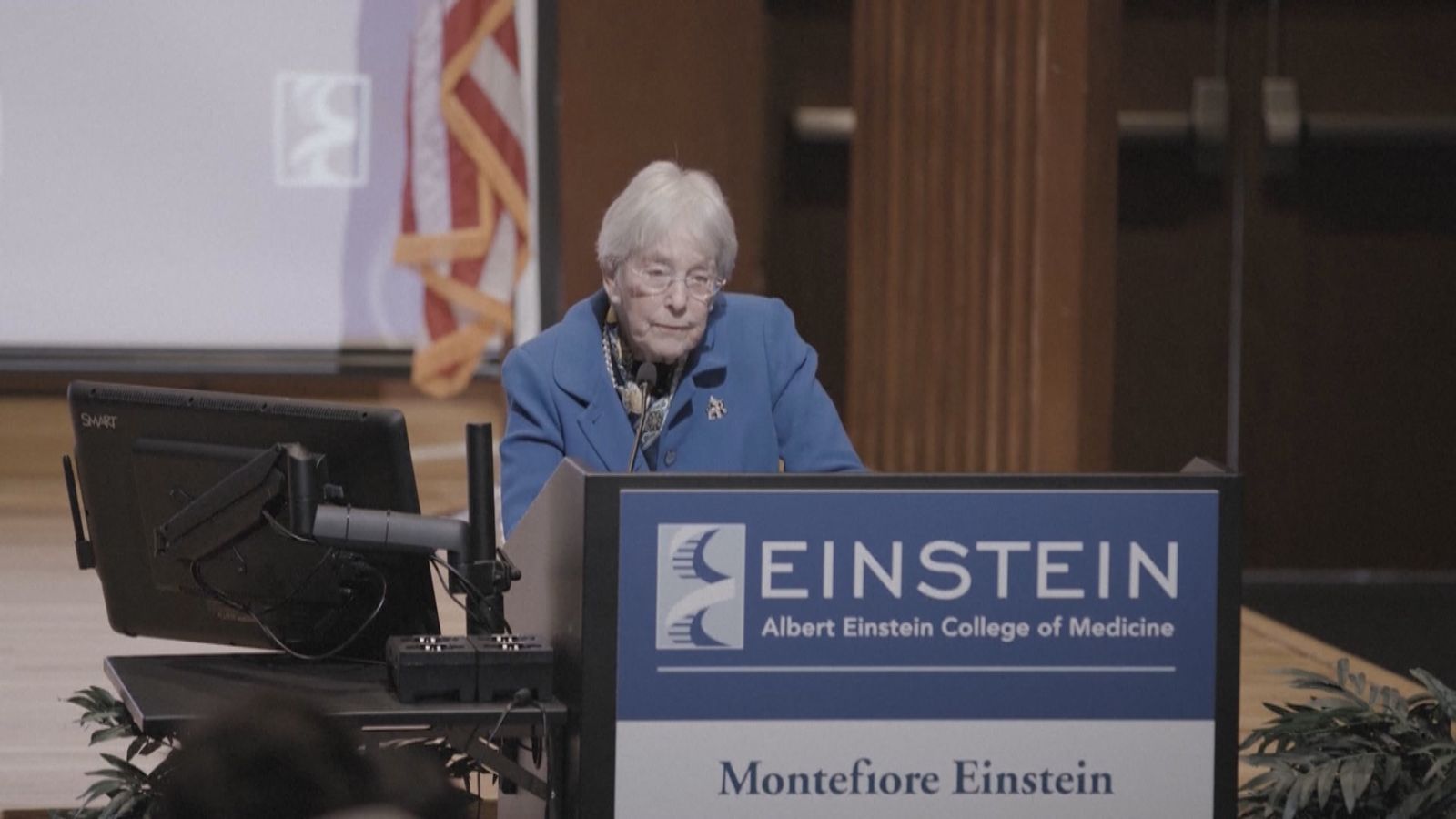 Una donación milmillonaria de una antigua profesora permitirá a la Escuela de Medicina Albert Einstein dar clases de medicina gratis en Nueva York