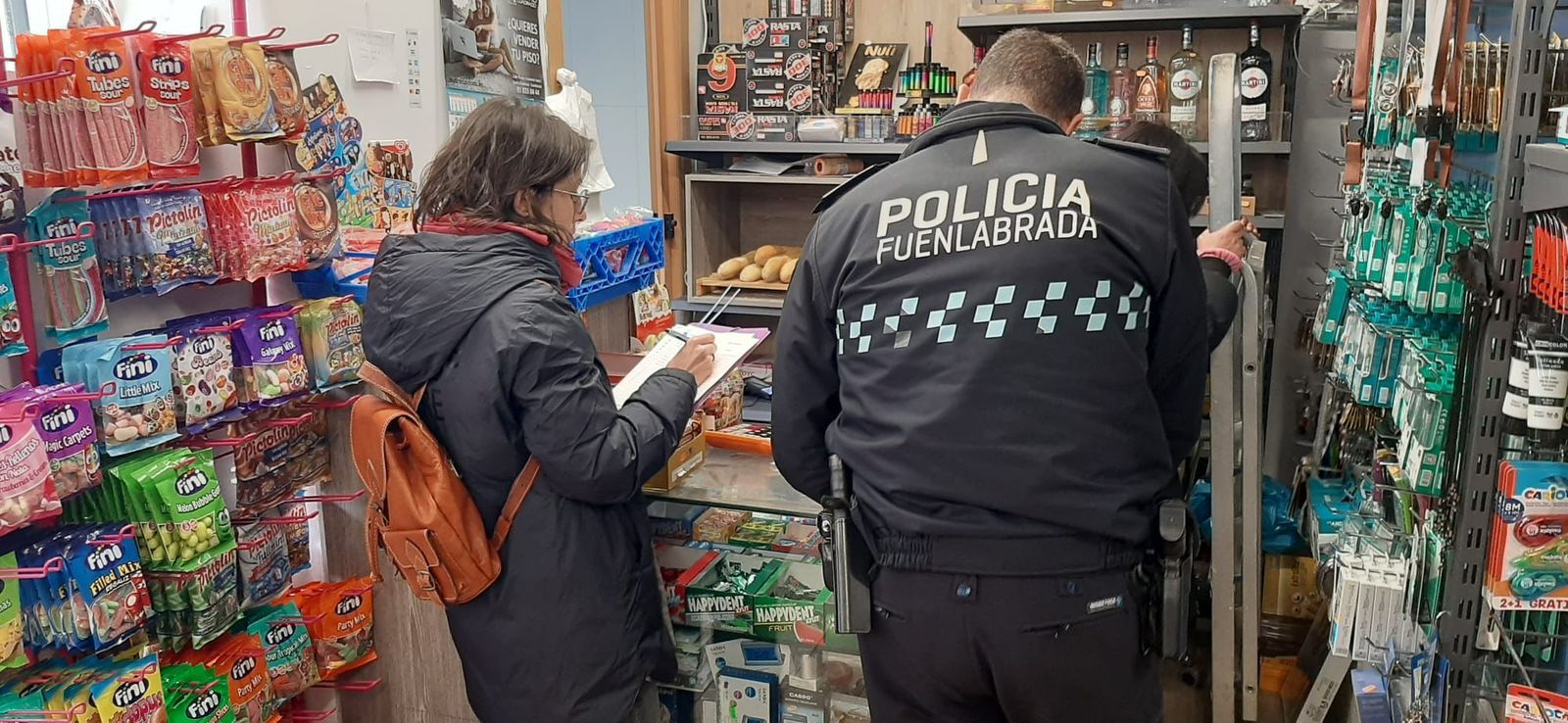 Policía de Fuenlabrada inspecciona una tienda