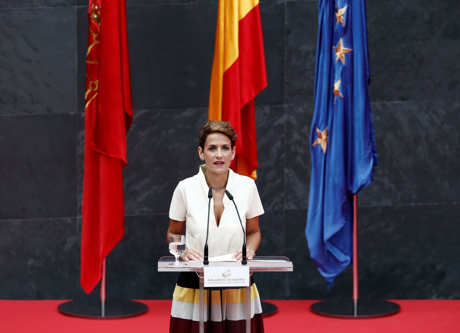 La socialista Chivite toma posesión como novena presidenta de Navarra