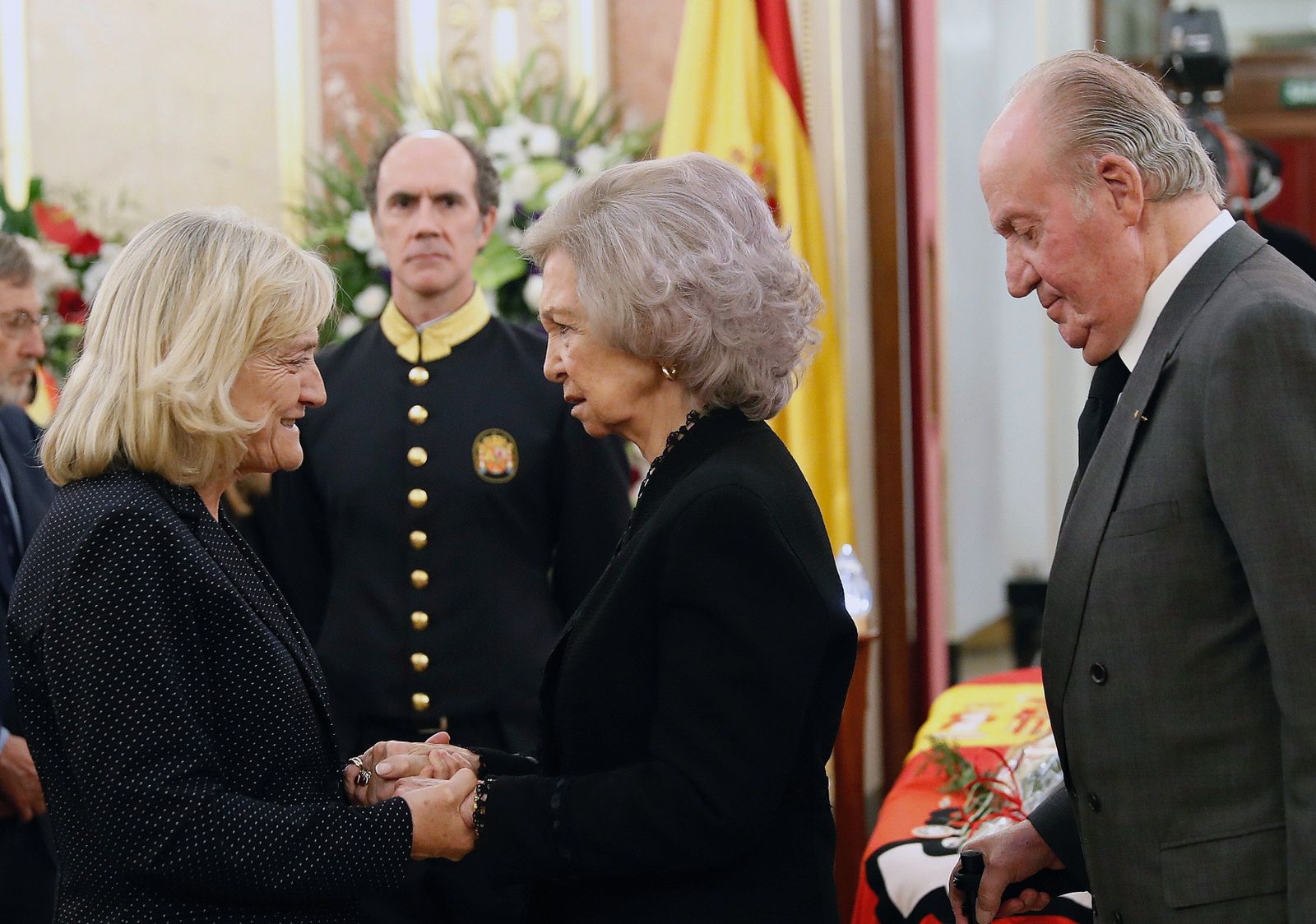 Los Reyes eméritos despiden emocionados a Rubalcaba en la capilla ardiente