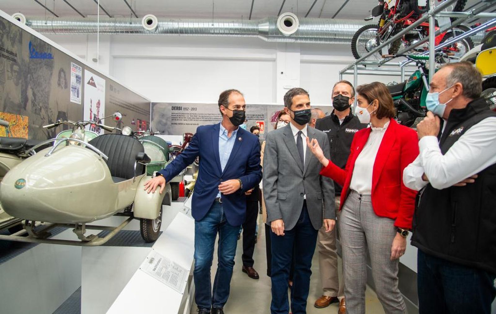 Visita de la ministra de Turismo y el alcalde de Alcalá a la exposición 'Motos Made in Spain'